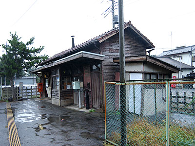 篠塚駅駅舎ホーム側