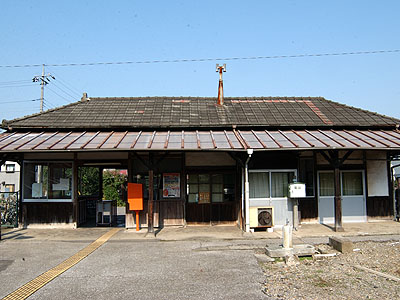 北鹿沼駅駅舎をホーム側から望む