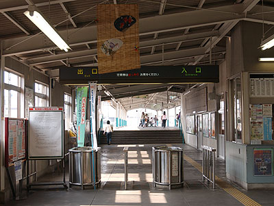 西川田駅改札