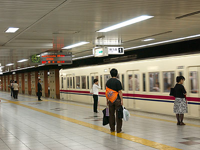 新宿線神保町駅ホーム