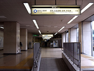 西高島平駅改札外コンコース