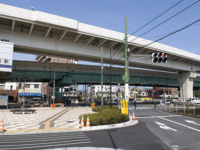 熊野前駅北側、都電荒川線との交差部分