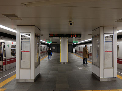東新宿駅ホーム