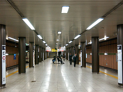 新宿線森下駅ホーム