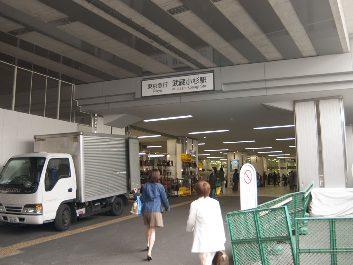 武蔵小杉駅中央口西側