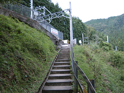 二ノ瀬駅へ通じる階段