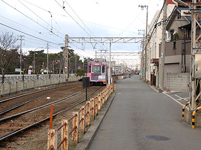 浜寺駅前駅手前で停車する電車