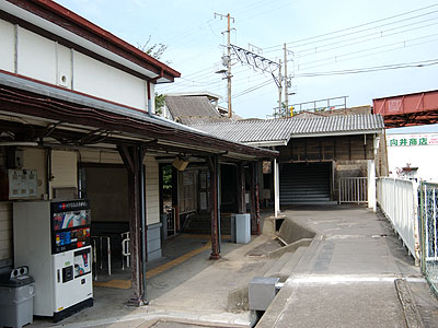 駅舎の裏側と阪和線高架