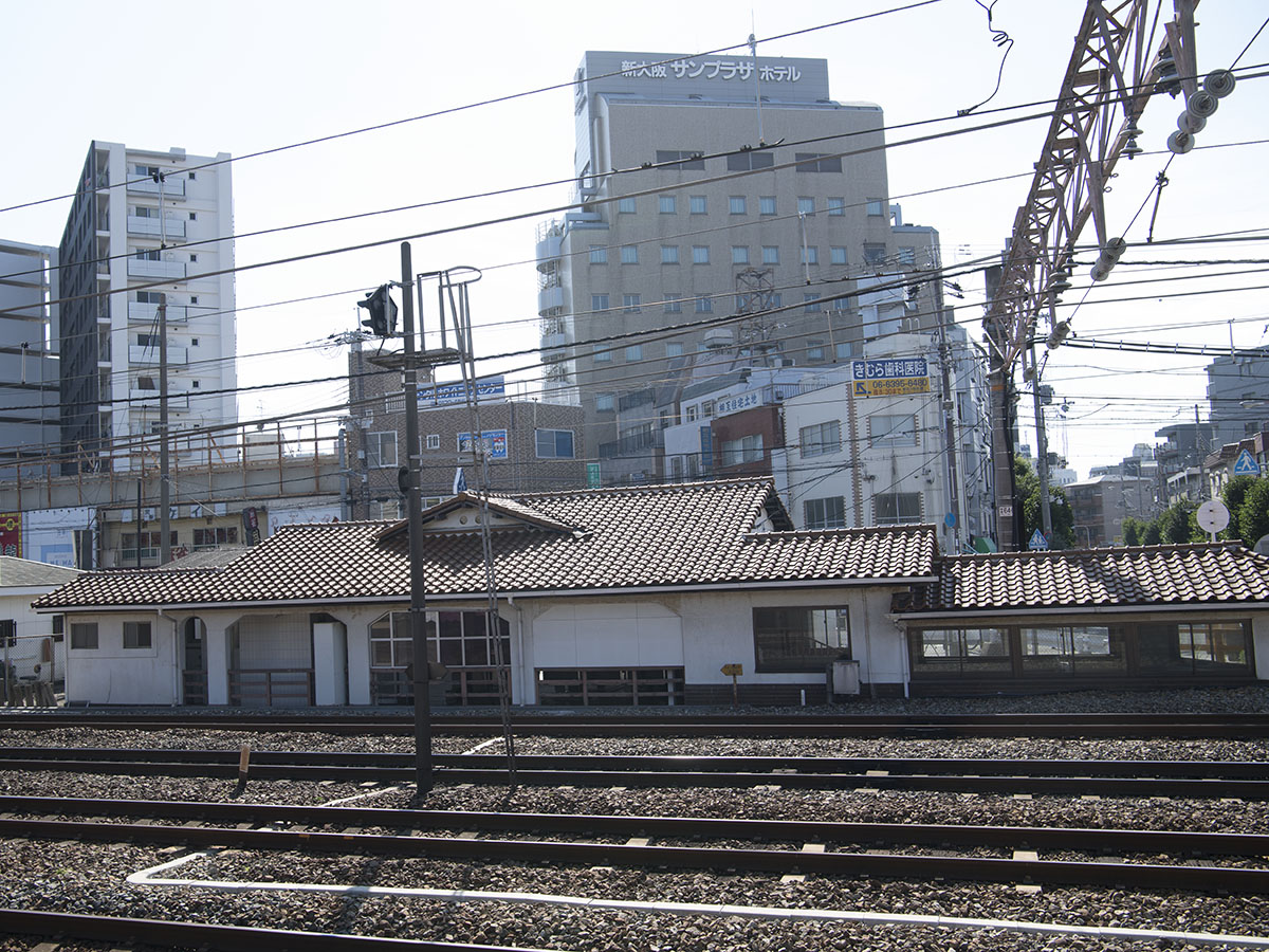 東淀川駅西口駅舎をホーム側から見る