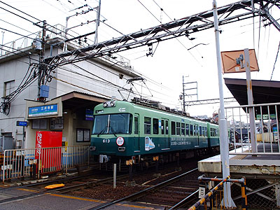 三井寺駅に停車中の石山寺行き電車