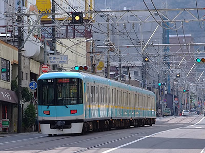 併用軌道を走る京阪京津線電車