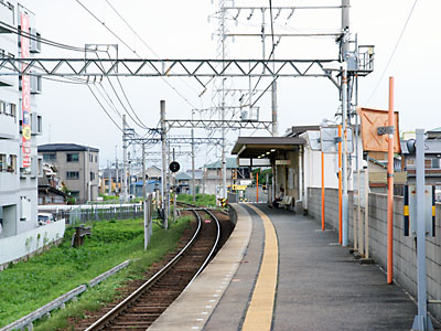 忍海駅ホーム