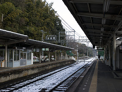 壷阪山駅ホーム