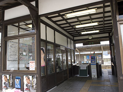 吉野神宮駅改札および待合室