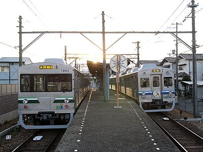 名越駅ホームと交換する列車