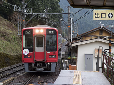 上古沢駅に進入する電車