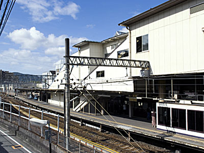 平野駅上りホームを東側から望む