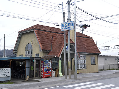 鳥居本駅駅舎を正面左側から望む