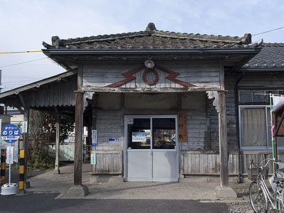 新村駅駅舎玄関