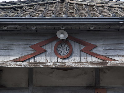 玄関の軒に残る、旧筑摩鉄道の社章