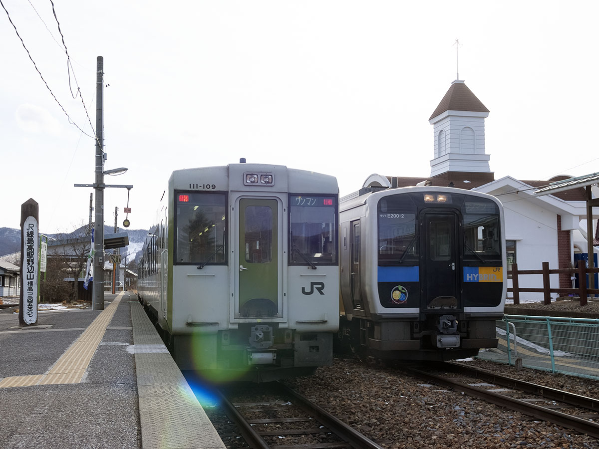 野辺山駅で行き違いを行う列車