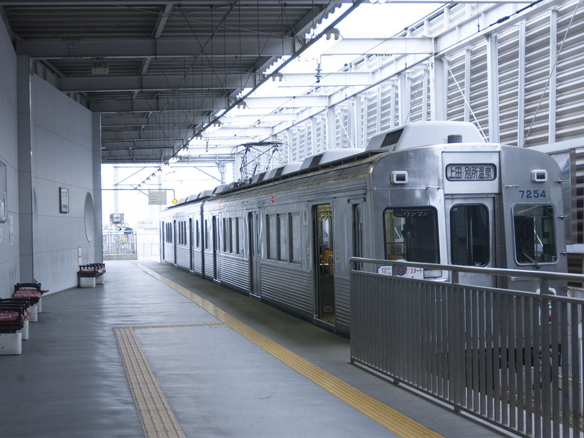上田駅に停車中の電車