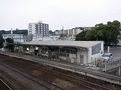 二島駅駅舎を構内跨線橋より望む