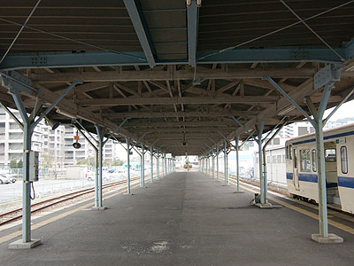若松駅ホーム