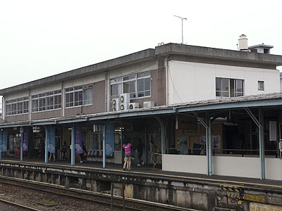 島式ホームから日田駅駅舎を望む