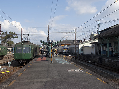 北熊本駅に停車中の電車と進入する電車