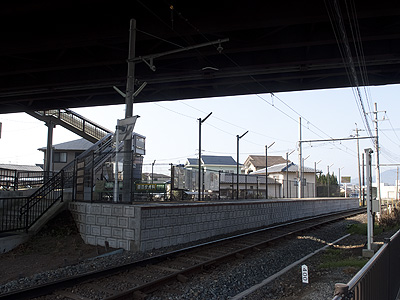 新須屋駅を線路の反対側より望む