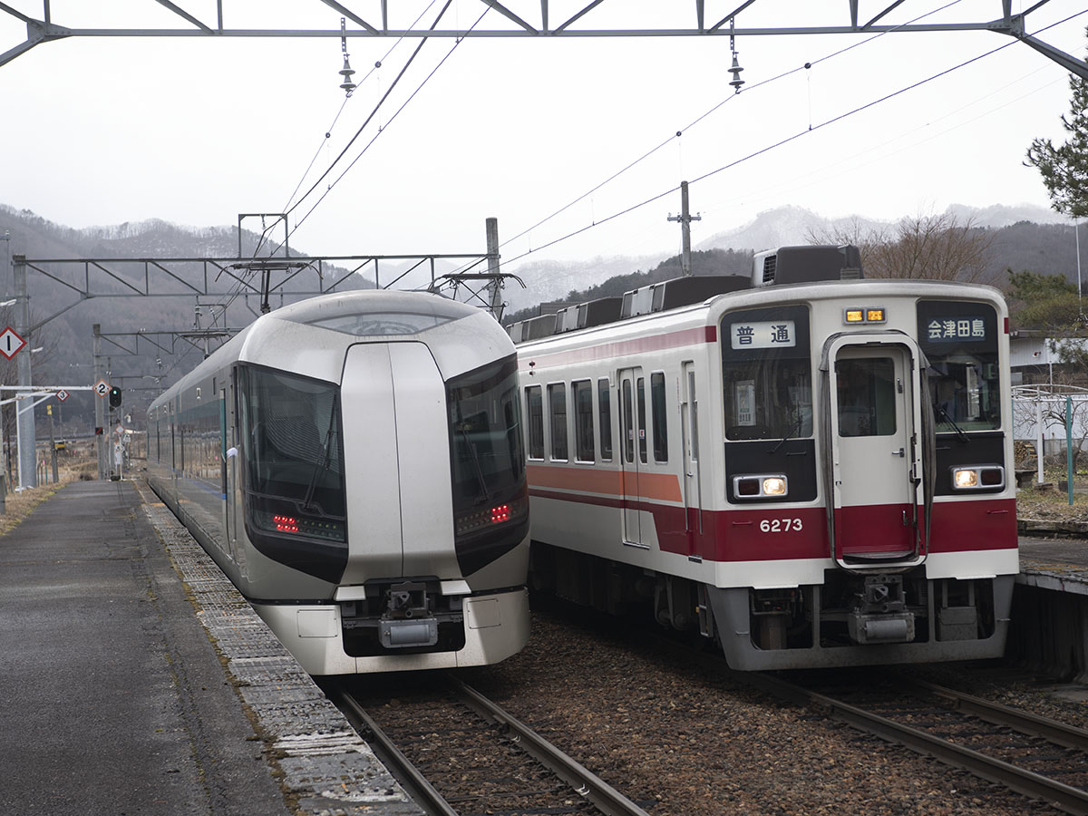 会津荒海駅で行き違いを行う列車