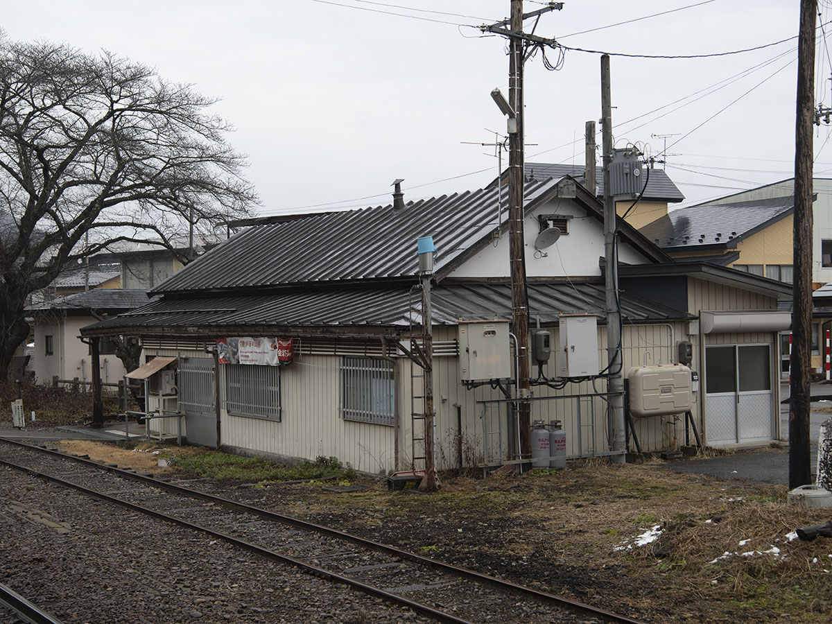 会津下郷駅駅舎をホーム側から見る