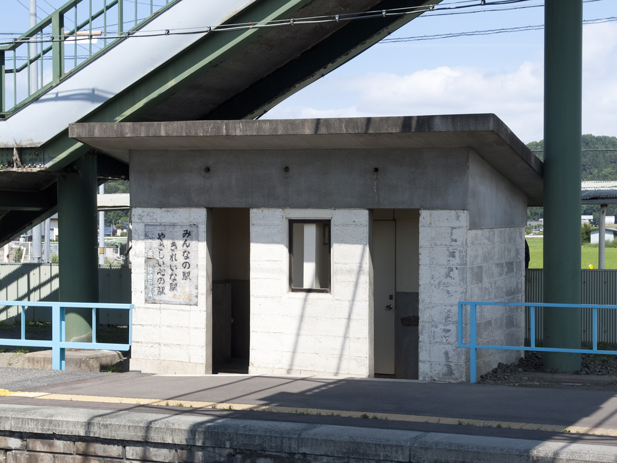 苫米地駅トイレは跨線橋の下にあります