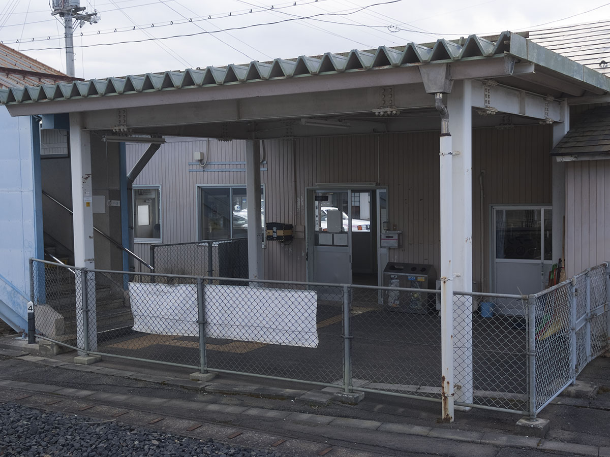 羽前山辺駅駅舎をホーム側から見る