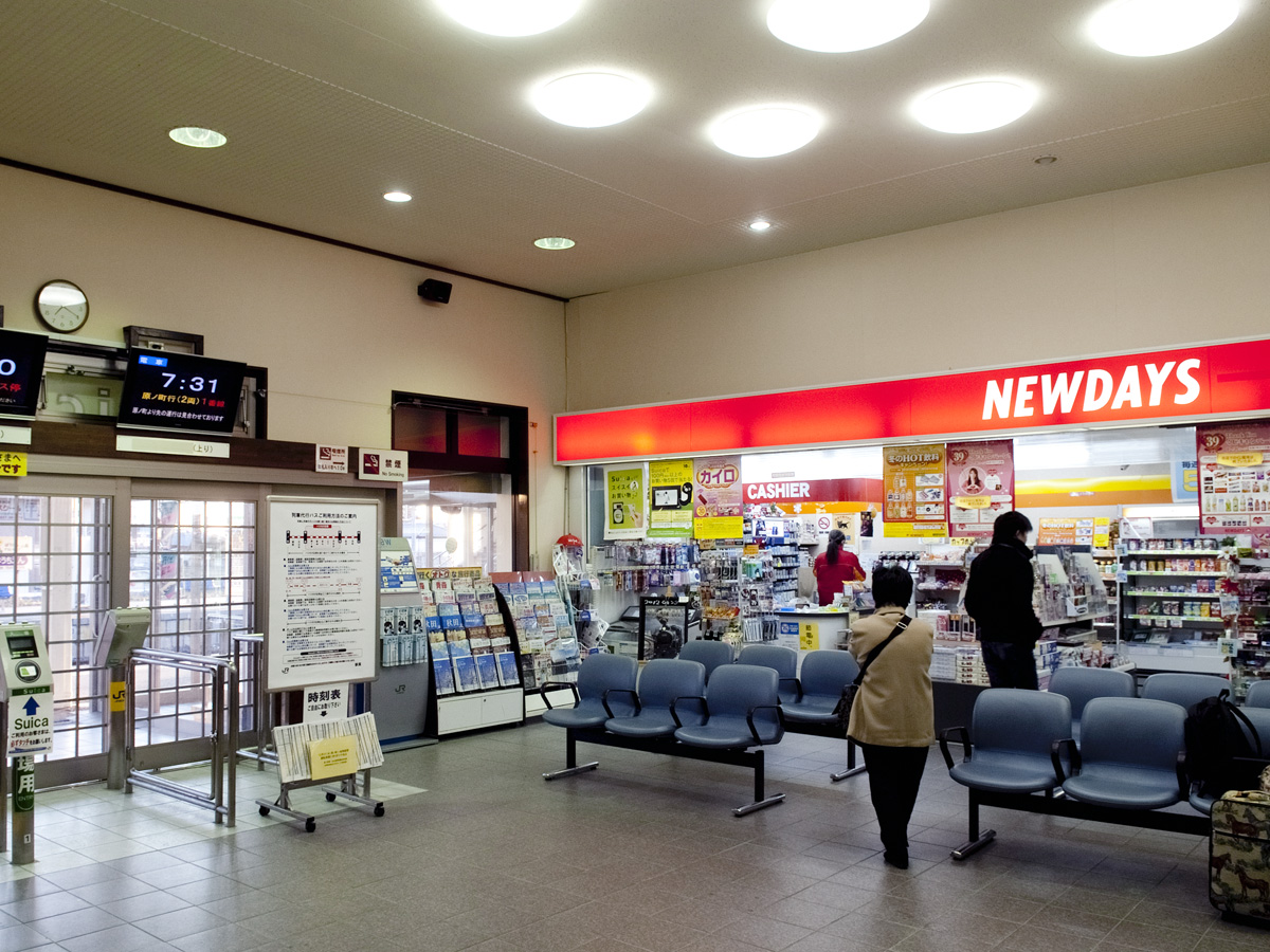 相馬駅駅舎内の椅子とコンビニ「NEWDAYS」