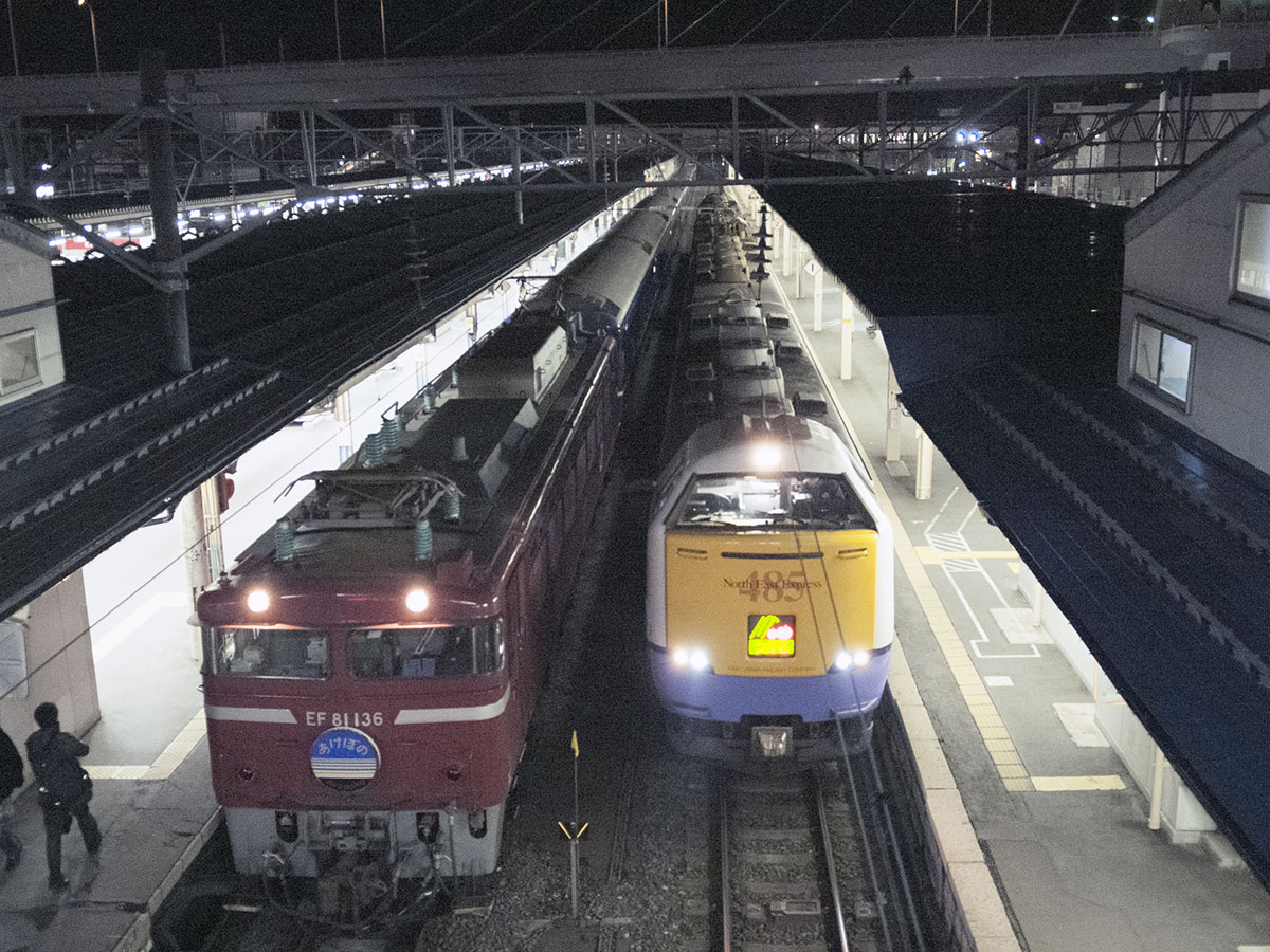 青森駅に停車中の特急「白鳥」（右）と寝台特急「あけぼの」（左）