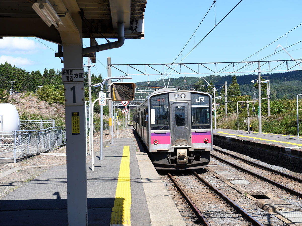 大釈迦駅を発車する青森行普通列車