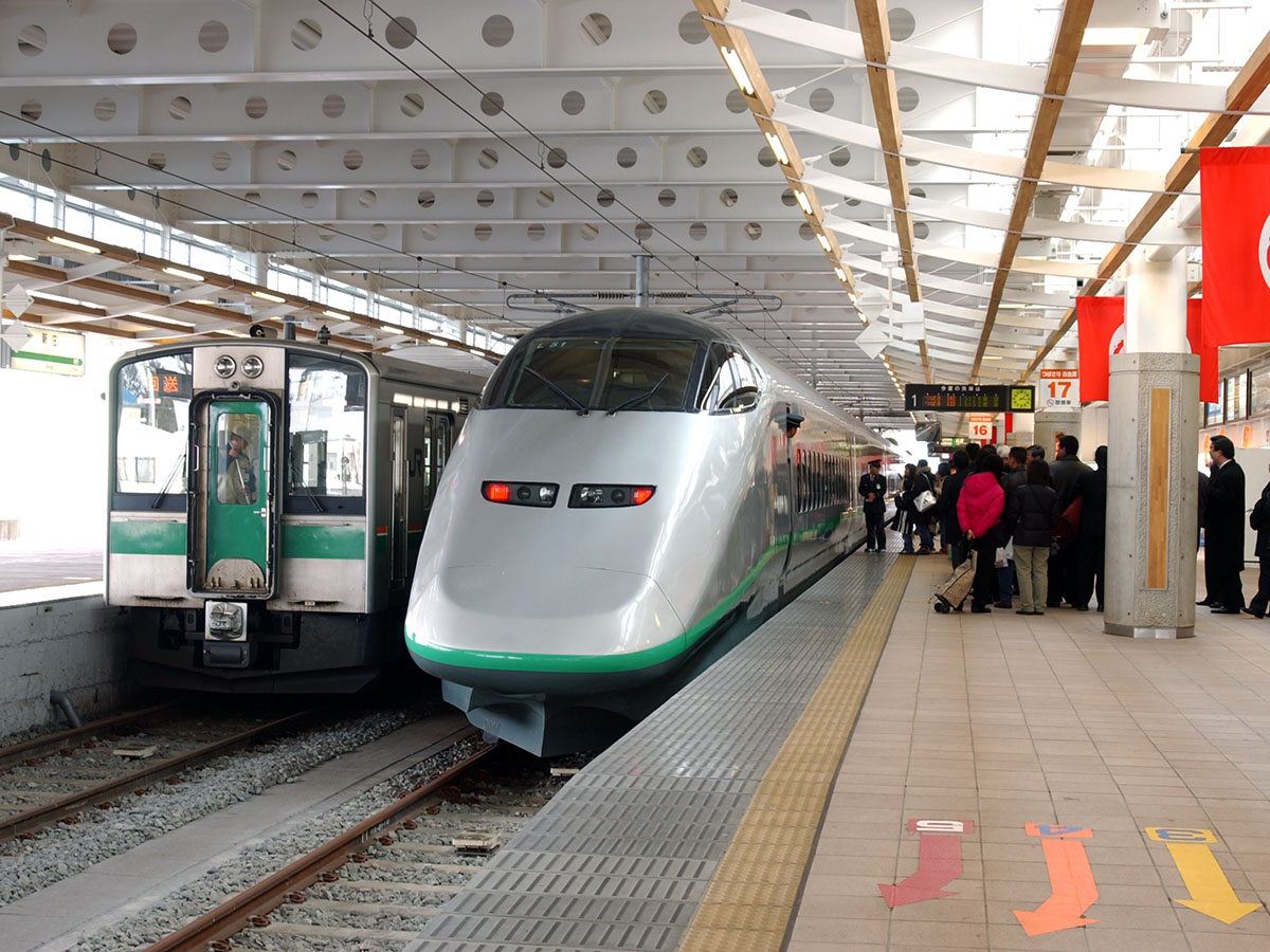 新庄駅に停車中の山形新幹線および山形線の列車