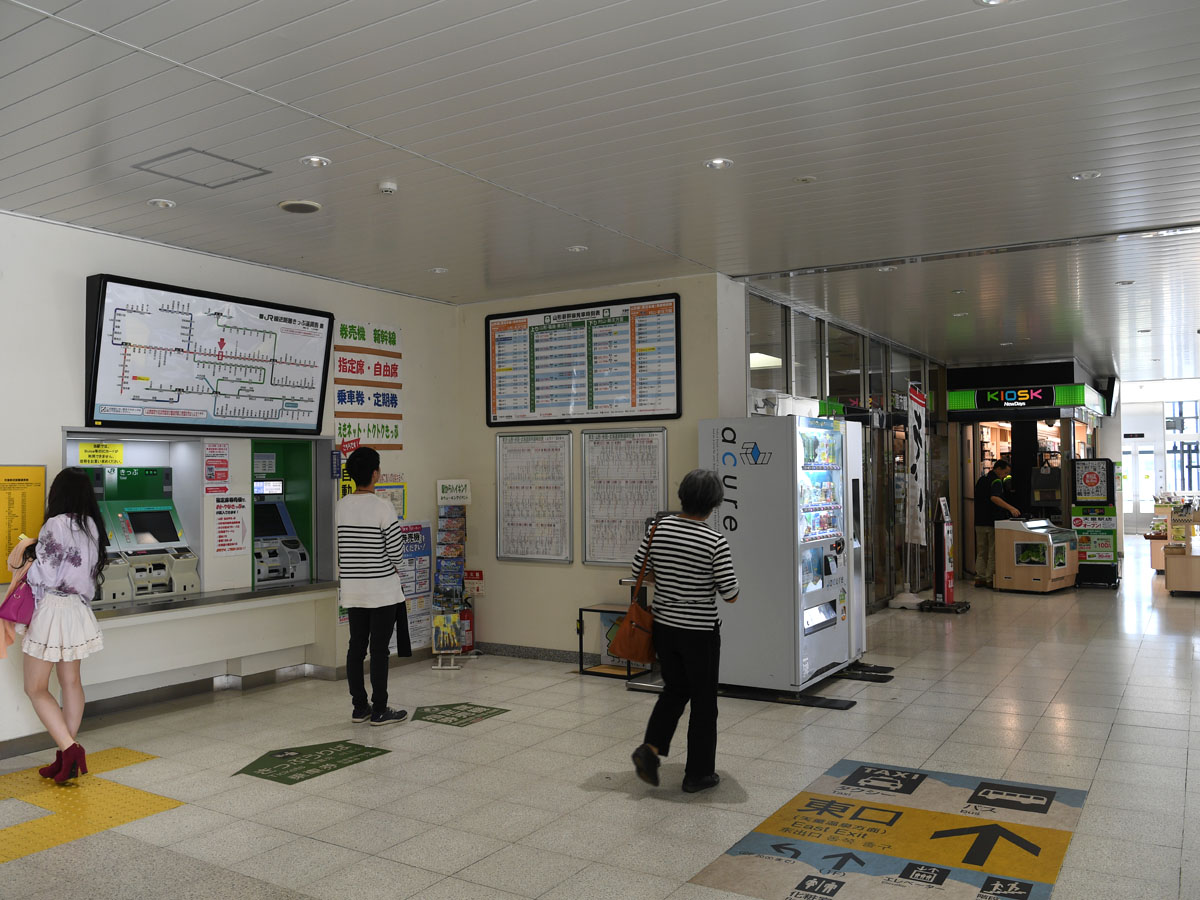 天童駅自動券売機および待合室