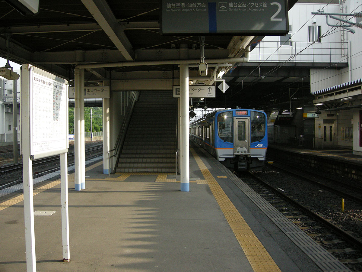 名取駅ホーム