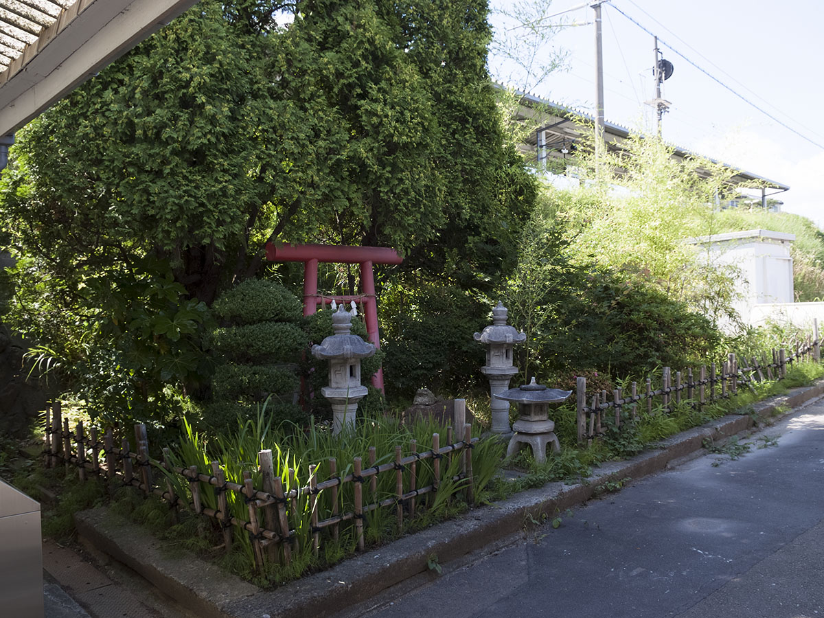 塩釜駅築堤脇の神社