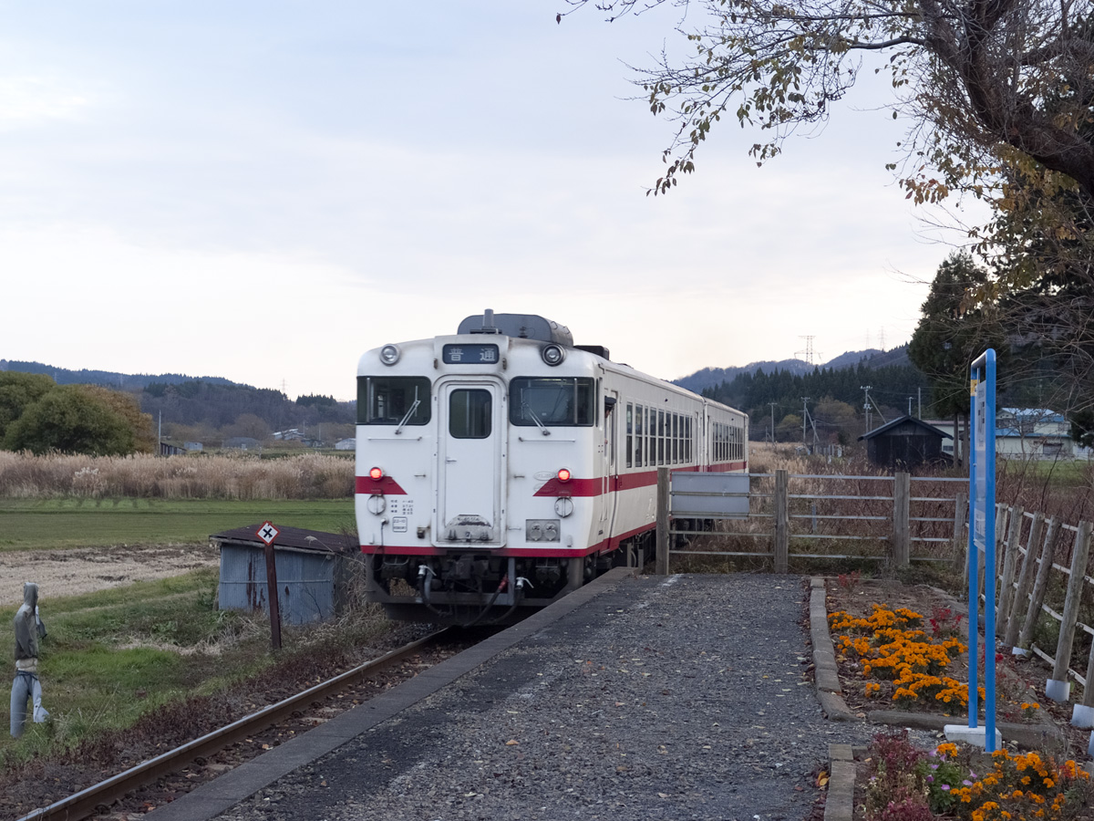 大川平駅を発車するキハ40系ディーゼルカー