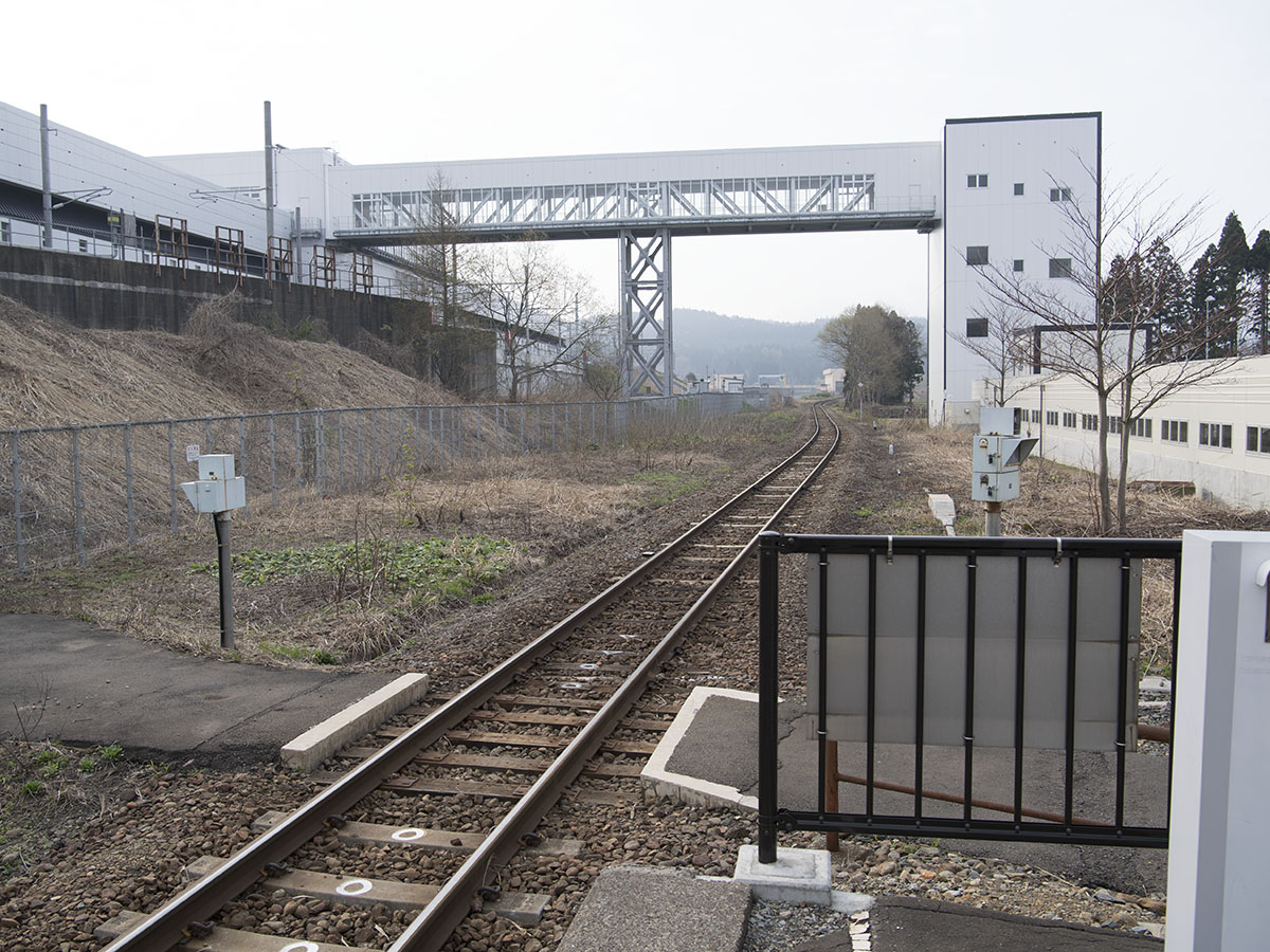 津軽二股駅ホーム端から奥津軽いまべつ駅を望む