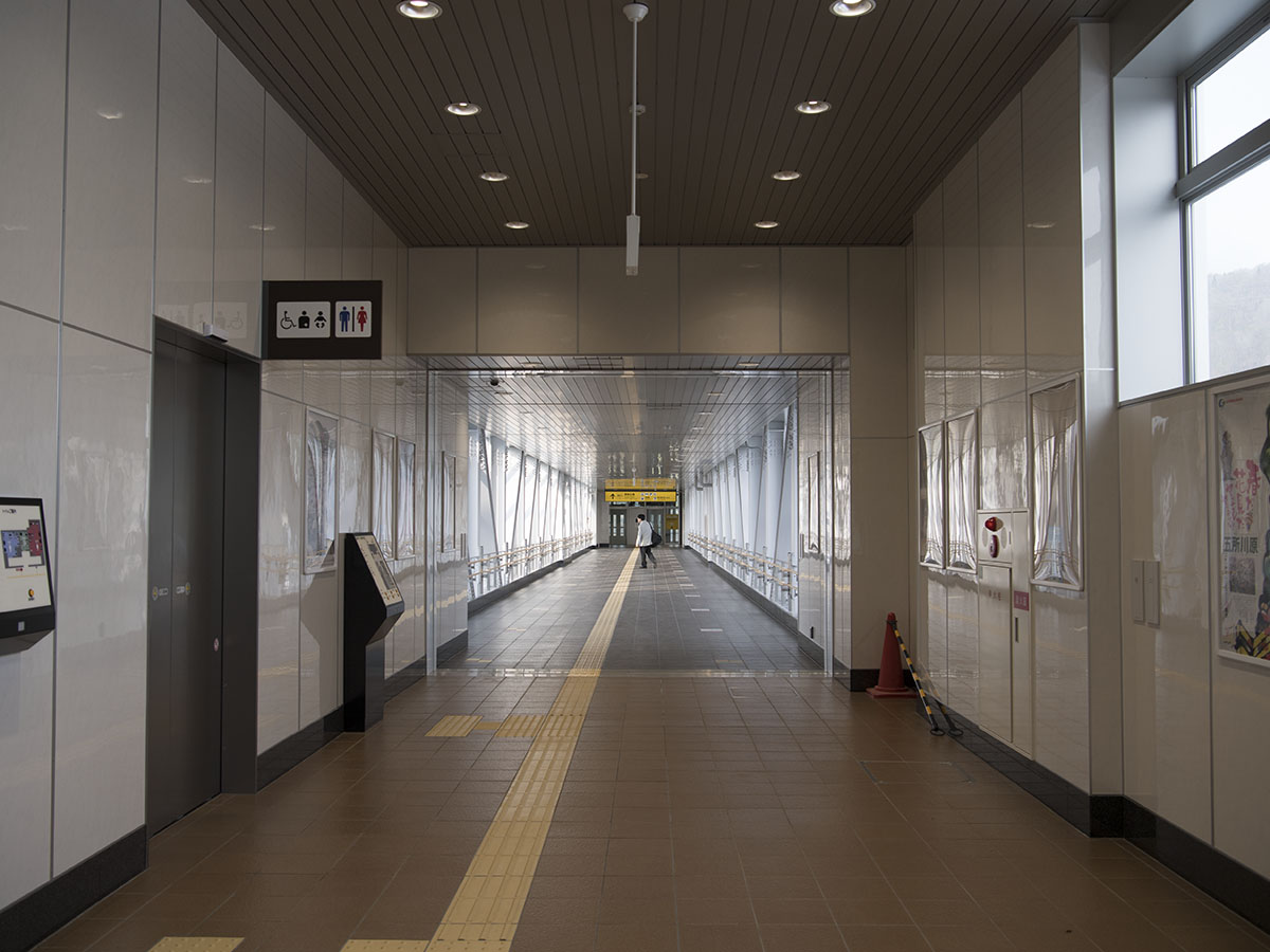 奥津軽いまべつ駅コンコースから玄関方面への通路