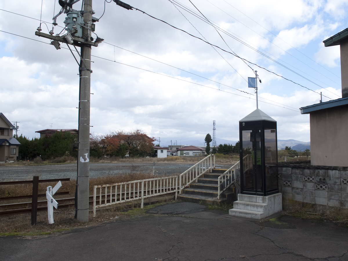 小栗山駅出入口を道路側から見る