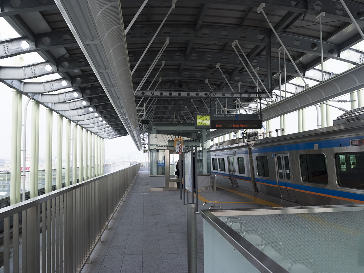 杜せきのした駅を発車する仙台行電車