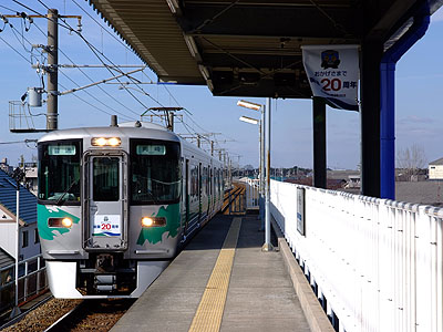 大門駅ホームに進入する岡崎行き列車