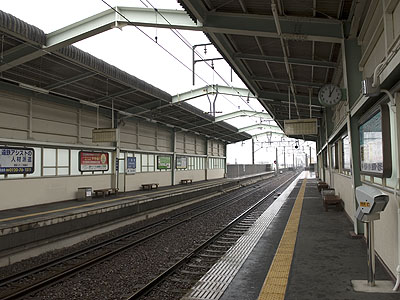 八幡駅ホーム