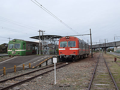 岳南江尾駅に停車中の電車
